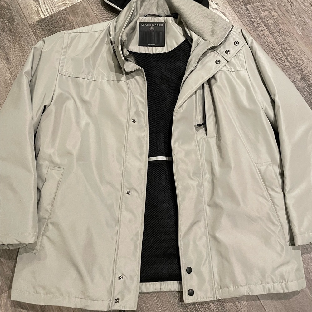 Mens Weatherproof coat; soft shell with liner; lots of pockets. Hood zips off.